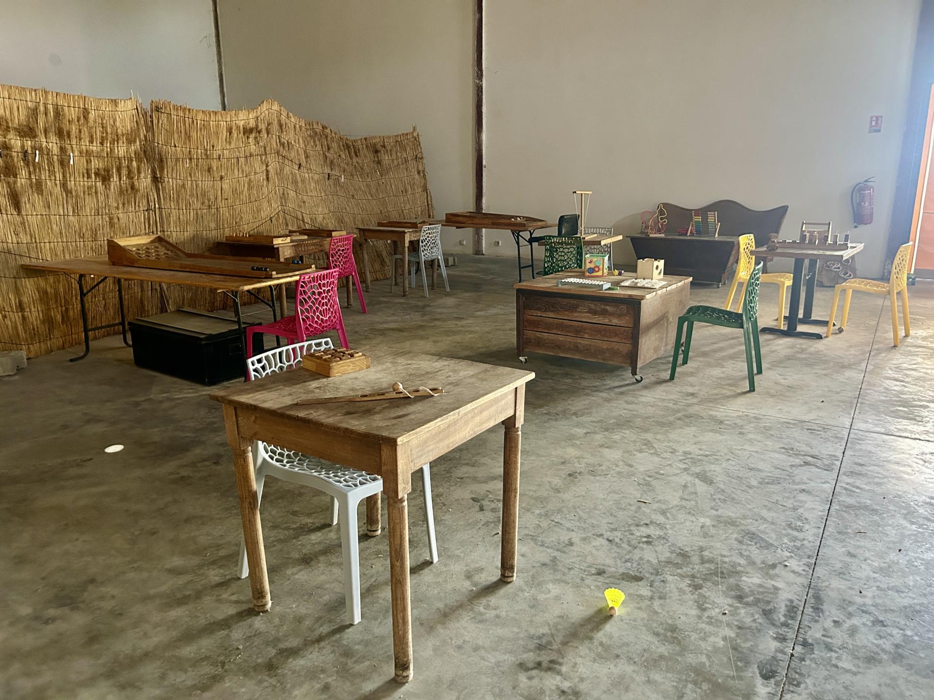 Les jeux en bois dans le hangar